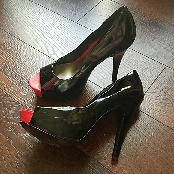 Jessica Simpson Shoes - 🌺 Black patent heels with red open toe